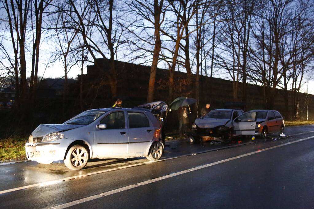 Gewonde na kop-staart aanrijding met 3 auto's