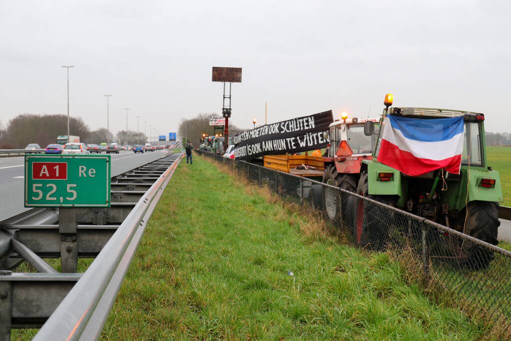 Boeren houden flashmob demonstratie langs snelweg