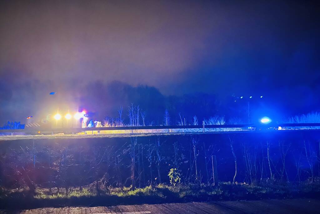 Auto raakt van de weg belandt te water