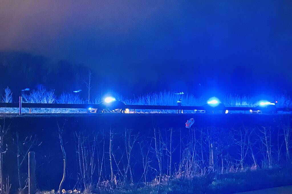 Auto raakt van de weg belandt te water