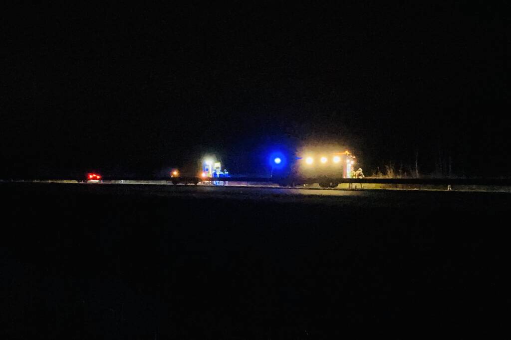 Auto raakt van de weg belandt te water