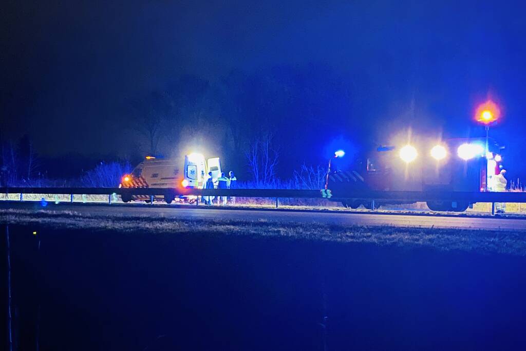 Auto raakt van de weg belandt te water