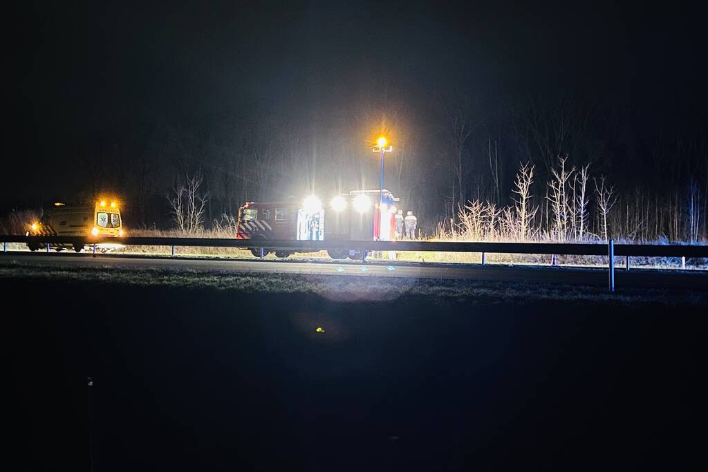 Auto raakt van de weg belandt te water