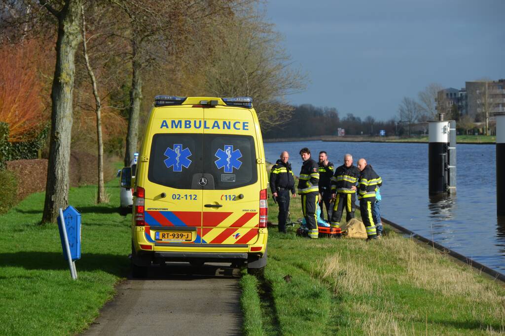 Vrouw valt met rollator in Van Harinxmakanaal