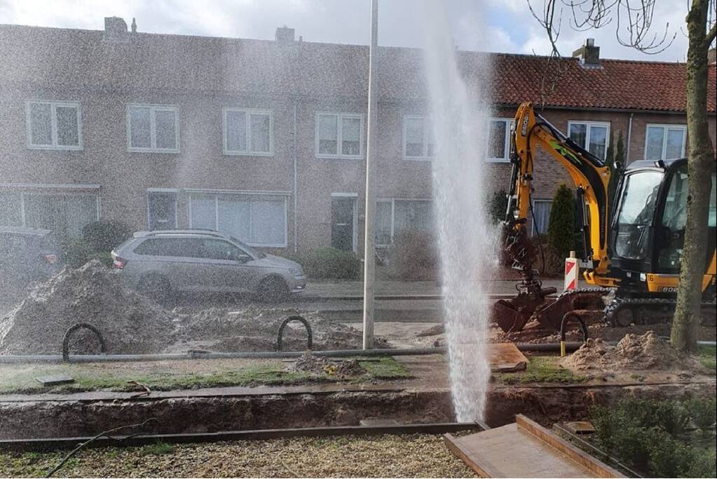 Water spuit de grond uit bij lekkage