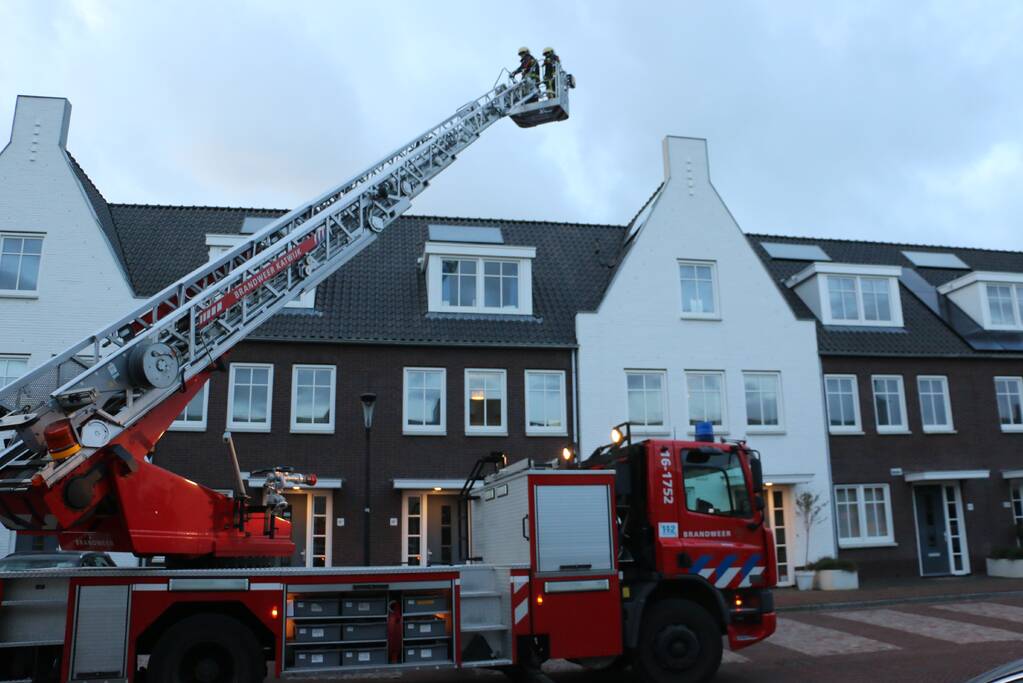 Dakpannen door harde wind los bij meerdere woningen