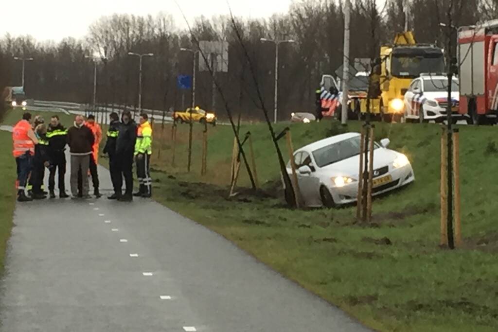 Auto vliegt van weg belandt onderaan talud