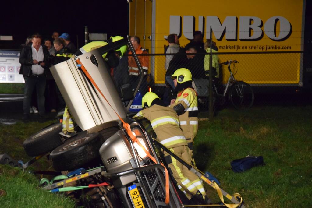 Personenauto belandt op de zijkant in sloot