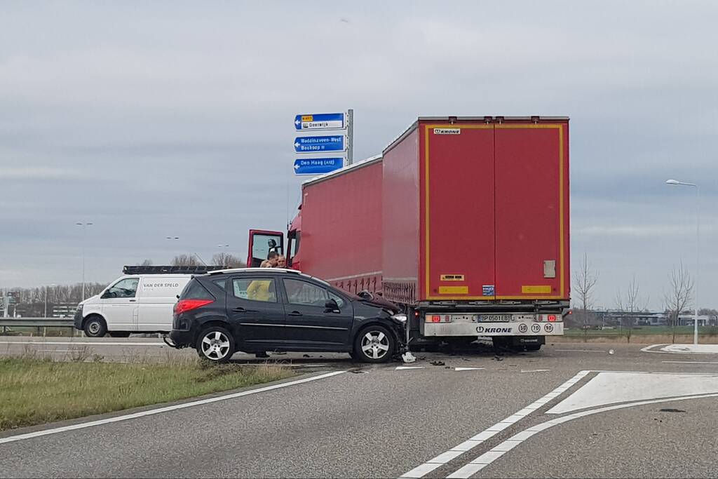 Auto knalt op vrachtwagen trailer