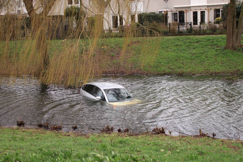 Personenauto belandt in water