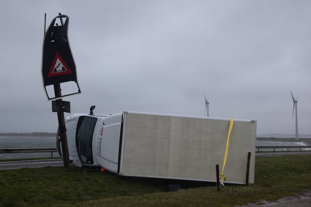 Bakwagen omgewaaid door harde wind