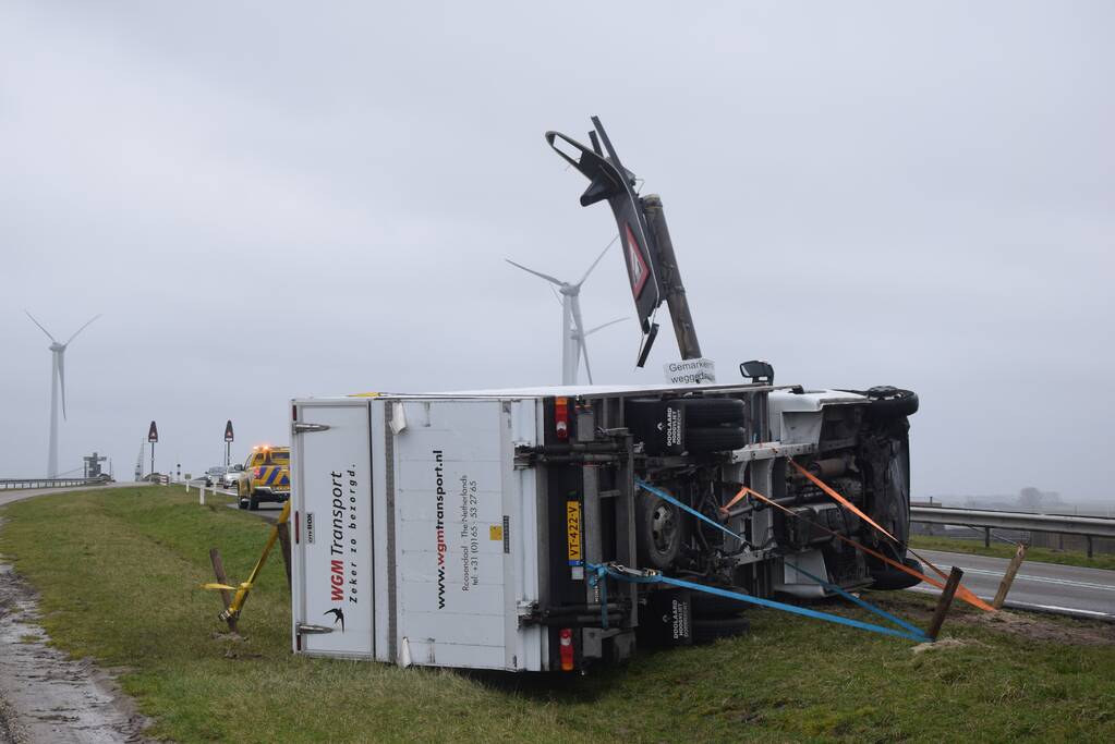 Bakwagen omgewaaid door harde wind