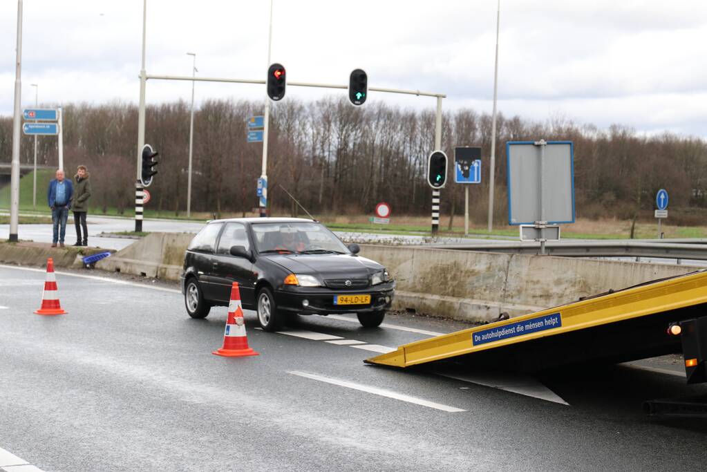 Opnieuw auto in de vangrail in beruchte bocht