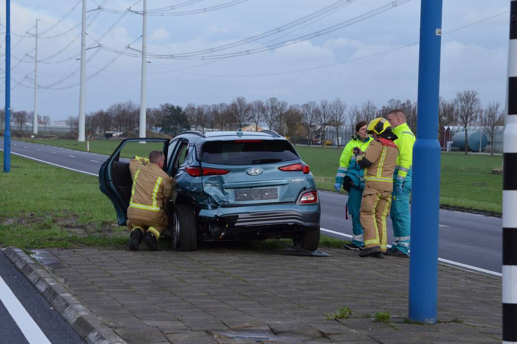 Auto raakt te water na aanrijding