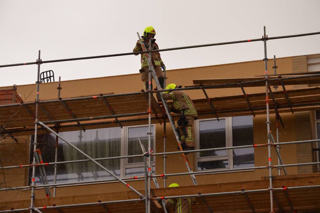 Bouwmateriaal renovatieflat waait weg door harde wind