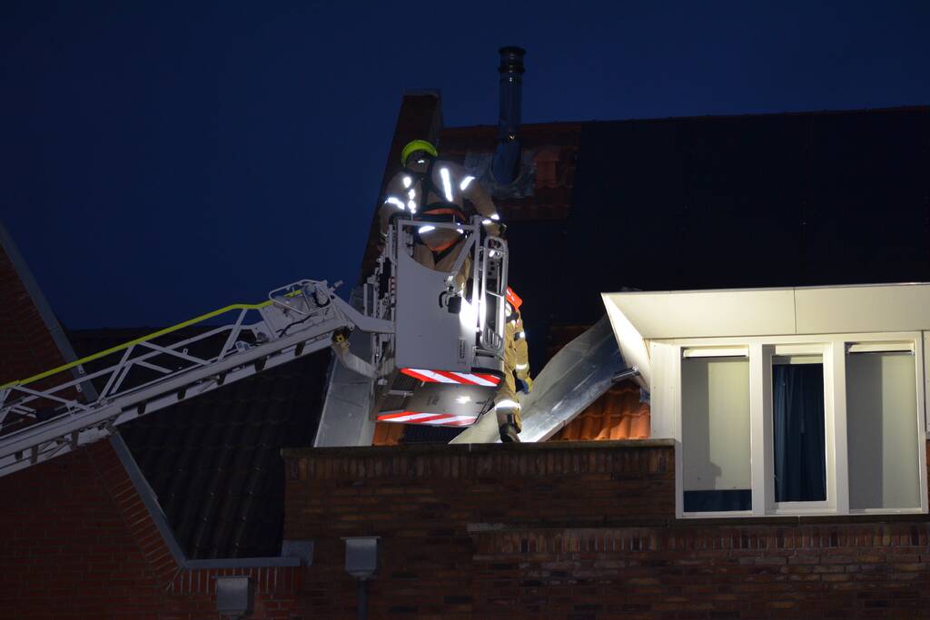 Opnieuw loshangende dakplaten aan woning