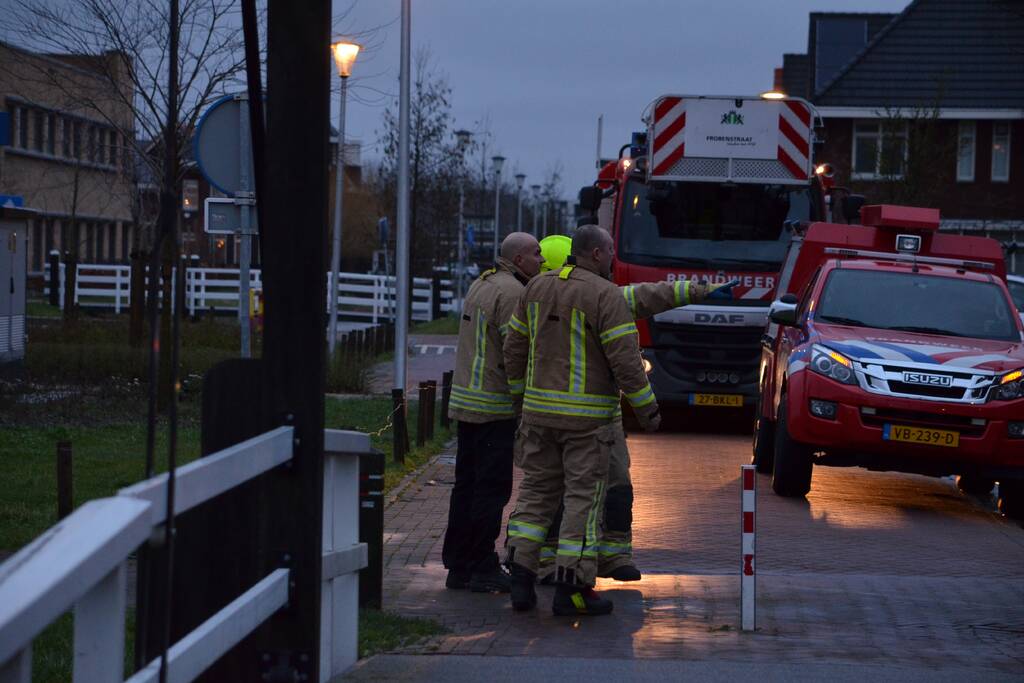 Opnieuw loshangende dakplaten aan woning