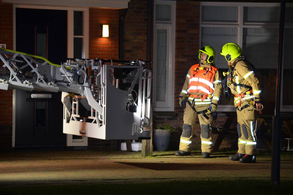 Opnieuw loshangende dakplaten aan woning