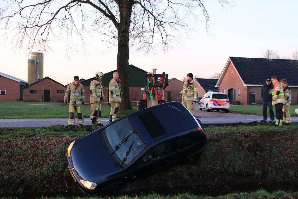 Auto belandt op de kop in sloot door spekgladde weg