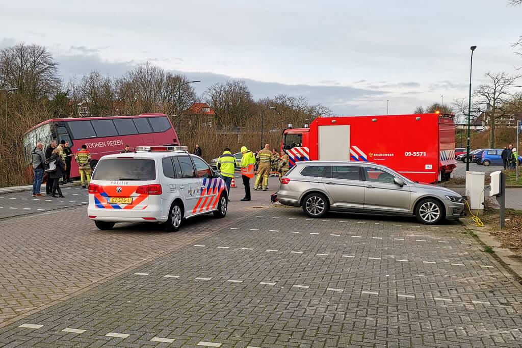 Touringcar rijdt talud af