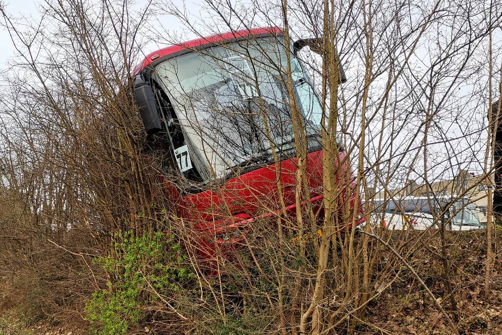 Touringcar rijdt talud af