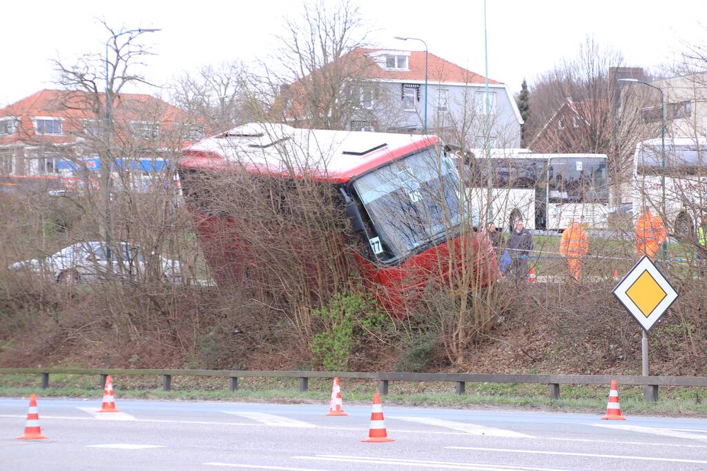 Touringcar rijdt talud af