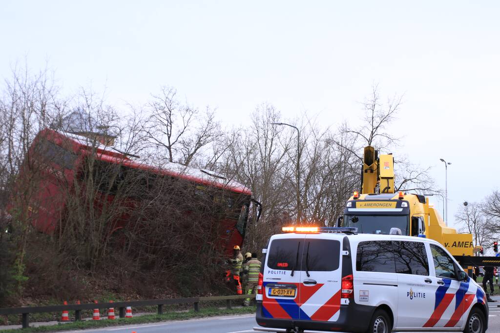 Touringcar rijdt talud af