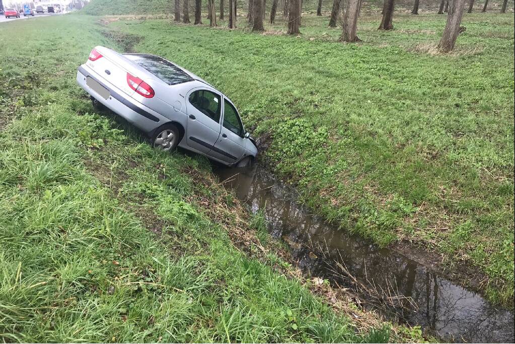 Auto belandt in de sloot