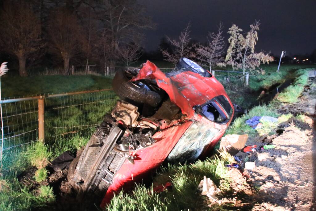 Auto zwaar beschadigd na eenzijdig ongeval