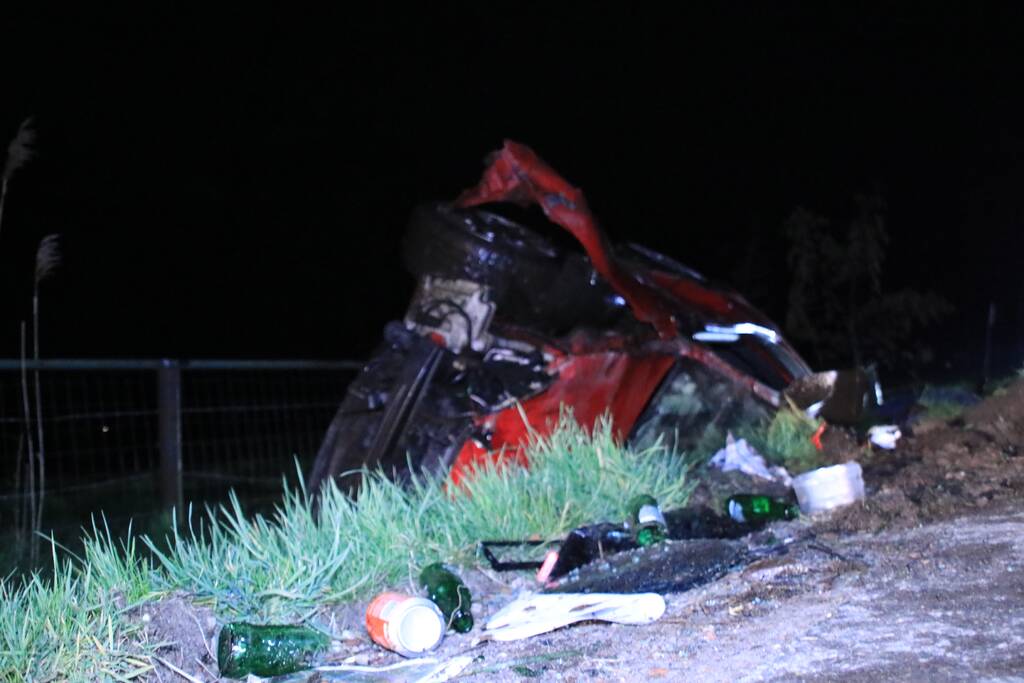 Auto zwaar beschadigd na eenzijdig ongeval