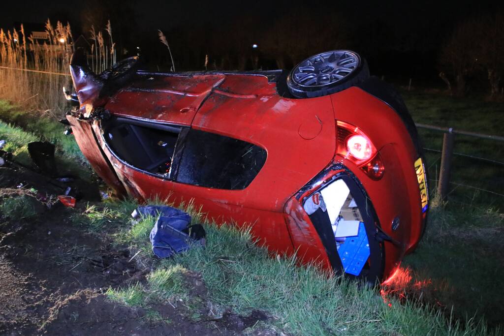 Auto zwaar beschadigd na eenzijdig ongeval