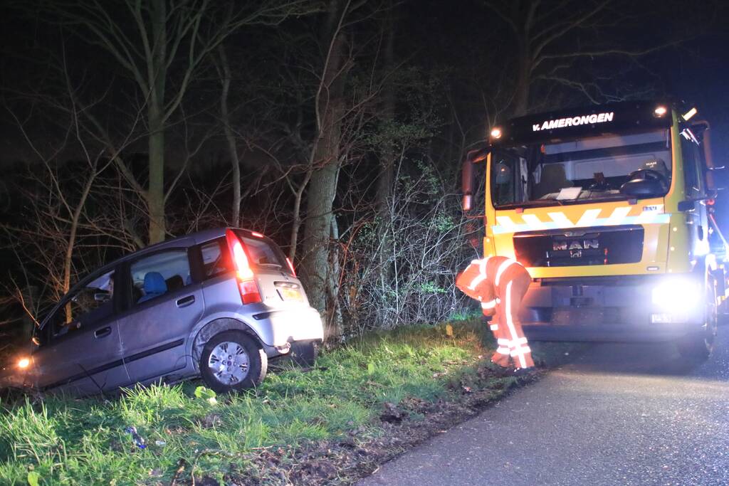 Automobilist vliegt uit de bocht en belandt in de bosjes