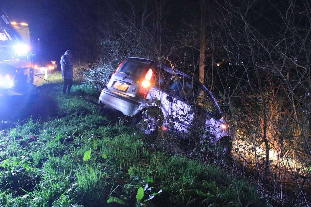 Automobilist vliegt uit de bocht en belandt in de bosjes