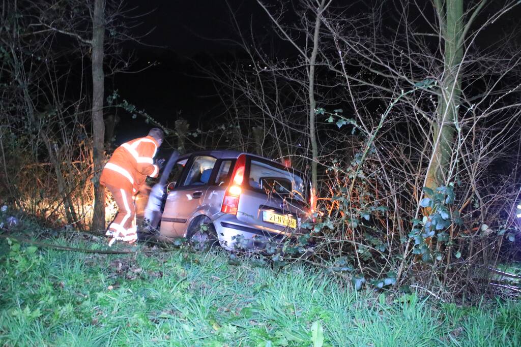 Automobilist vliegt uit de bocht en belandt in de bosjes