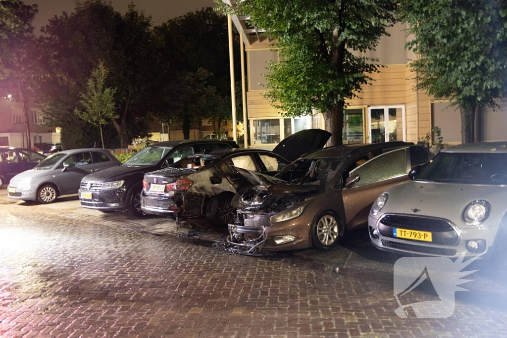 Meerdere voertuigen beschadigd door brand