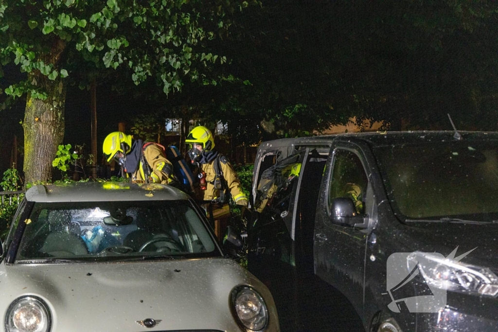 Meerdere voertuigen beschadigd door brand