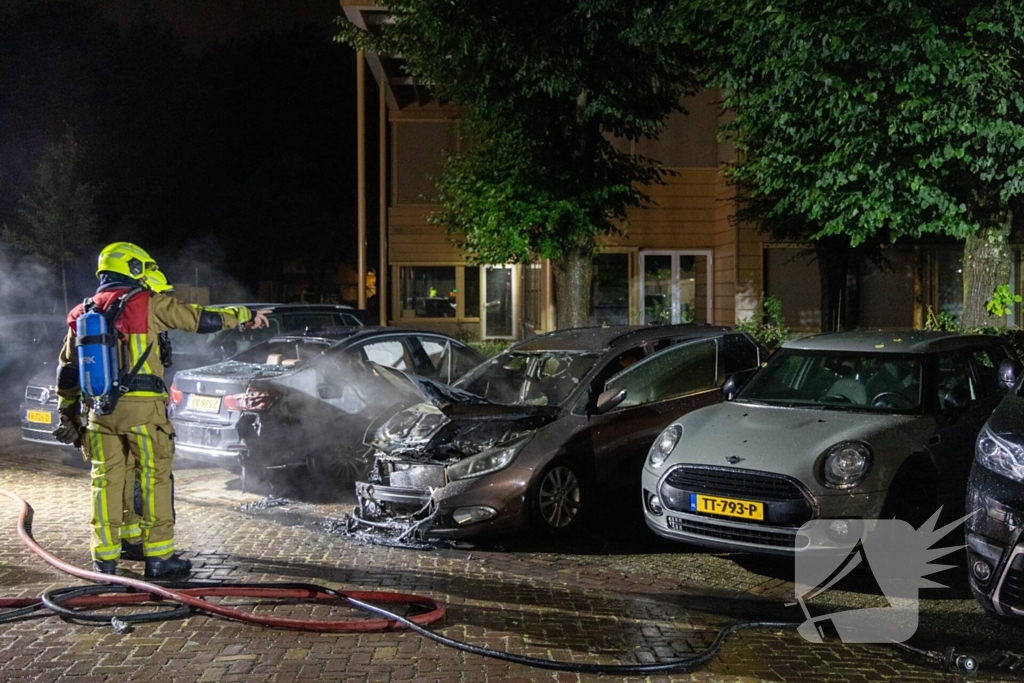 Meerdere voertuigen beschadigd door brand