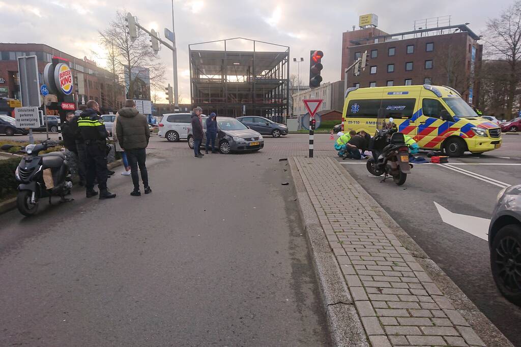 Scooterrijder gewond na aanrijding met auto