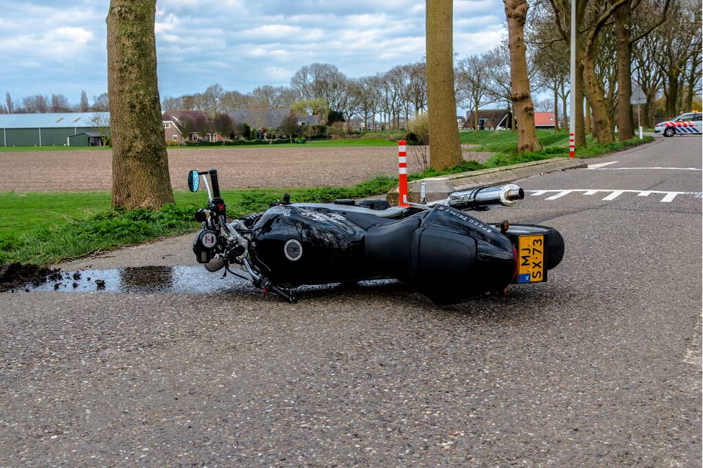 Motorrijder gewond na eenzijdig ongeval op dijk