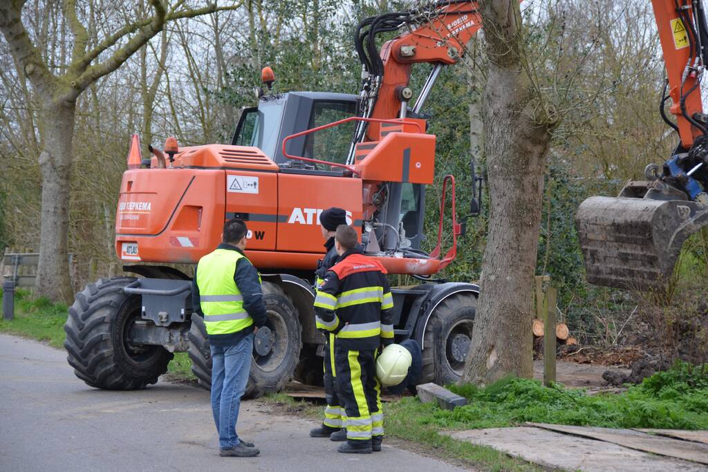 Mobiele graafmachine vliegt in brand bij werkzaamheden