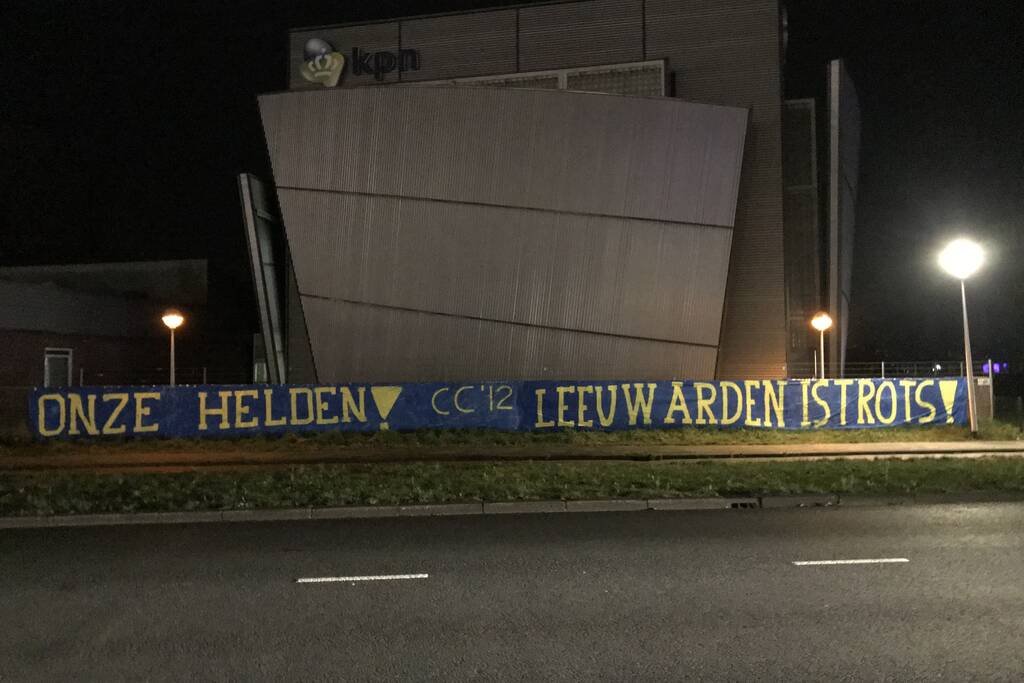 Cambuur-supporters hangen spandoek op voor zorgverleners