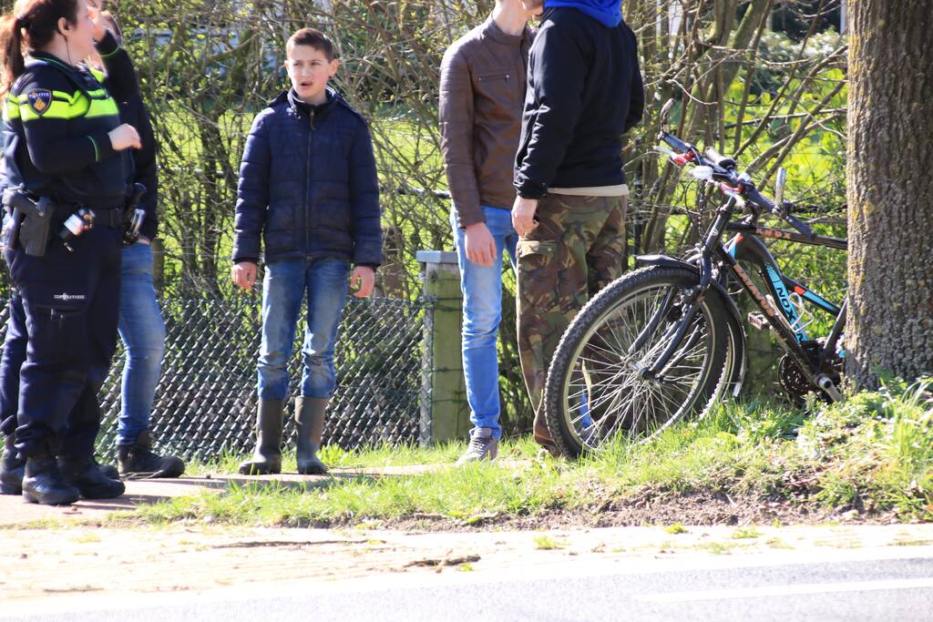 Twee fietsers botsen op fietspad