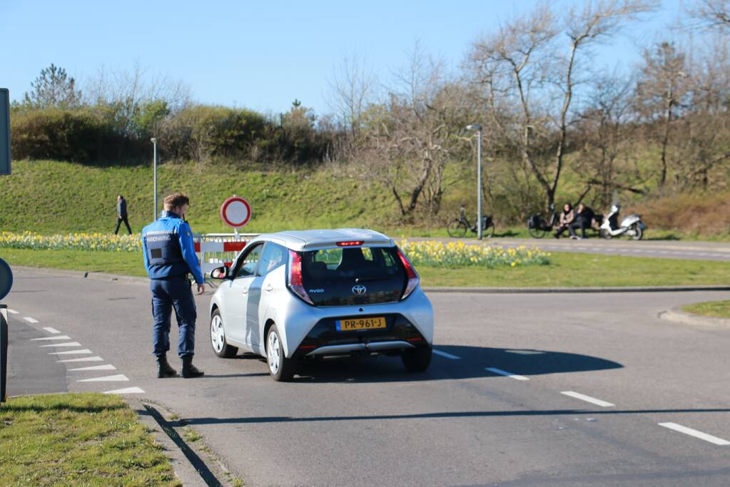 Toegangswegen richting zee op slot door coronavirus