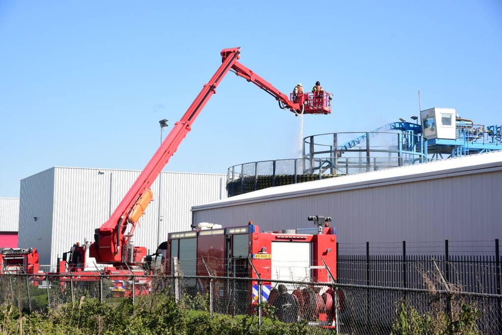 Dikke rookwolken boven Damen Shiprepair