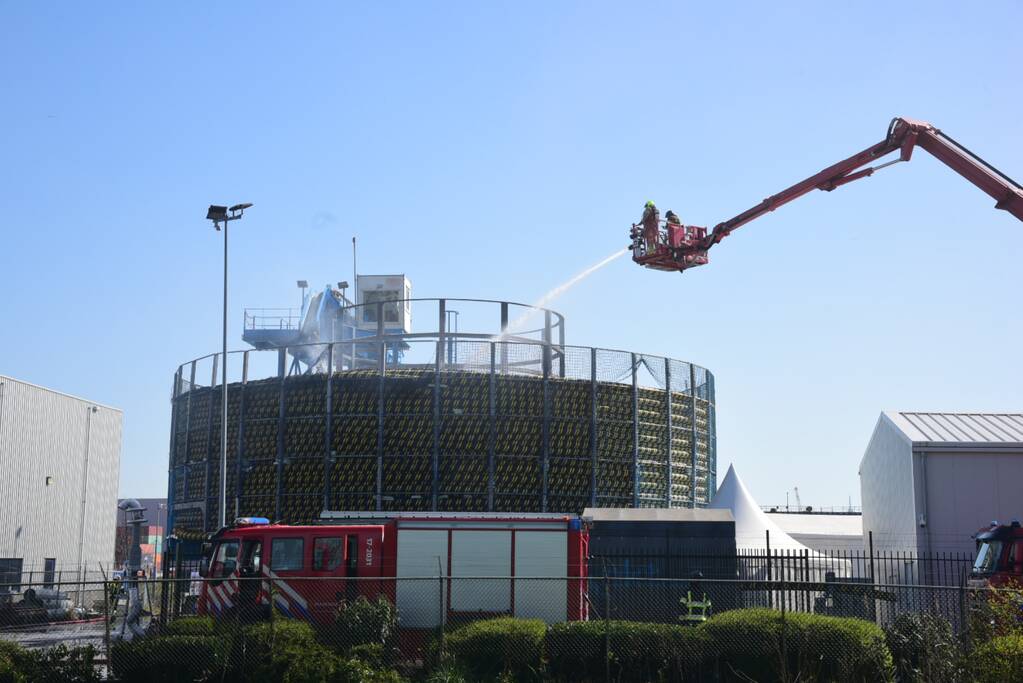 Dikke rookwolken boven Damen Shiprepair