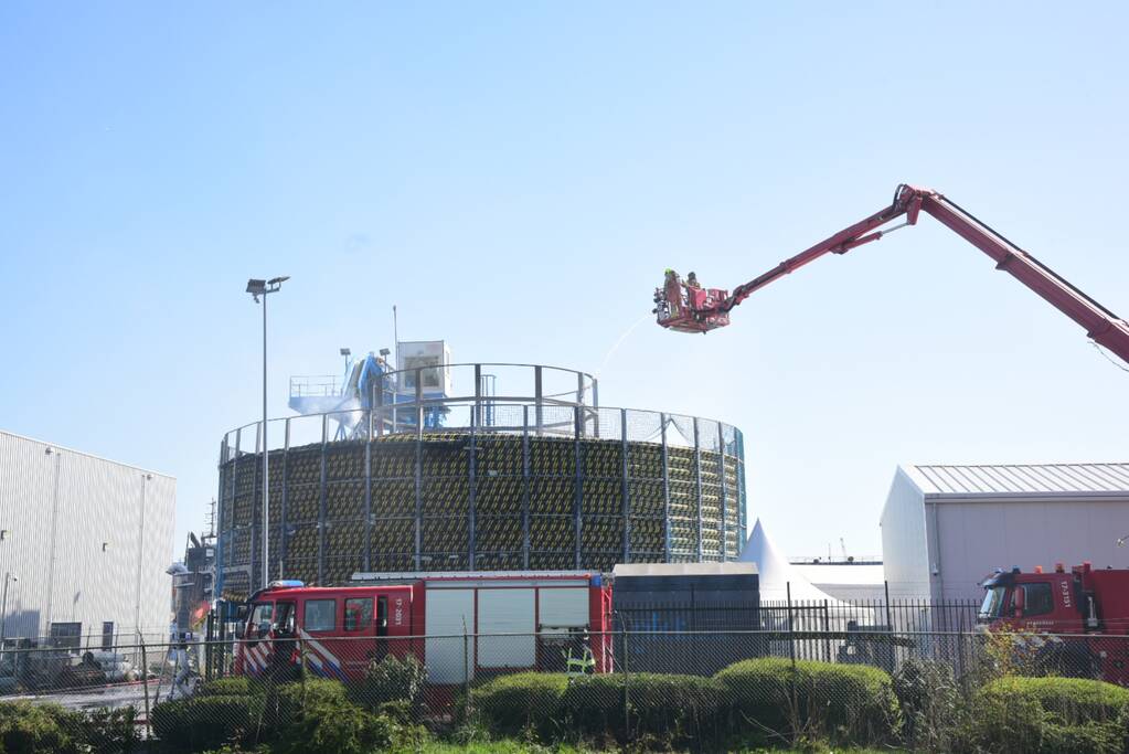 Dikke rookwolken boven Damen Shiprepair