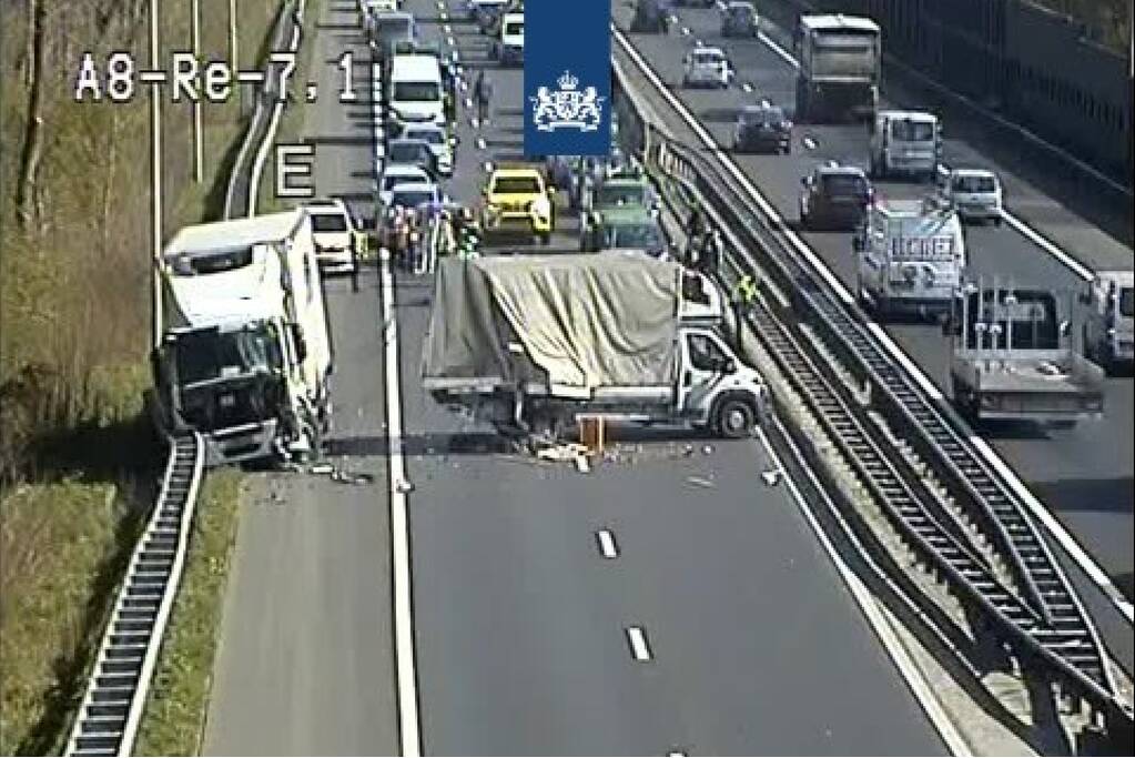 Vrachtwagen botst op bestelbus; A8 dicht