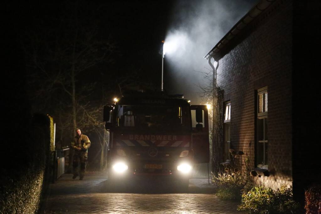 Flinke rookontwikkeling bij brand in schuur