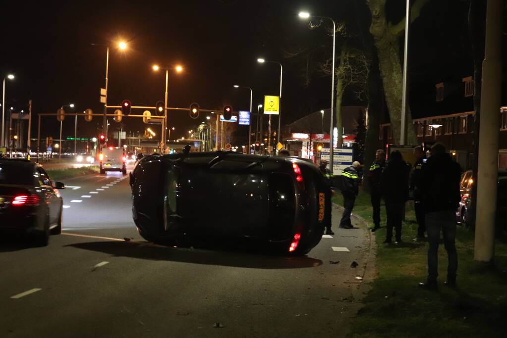 Auto op zijn kant, bestuurder gewond