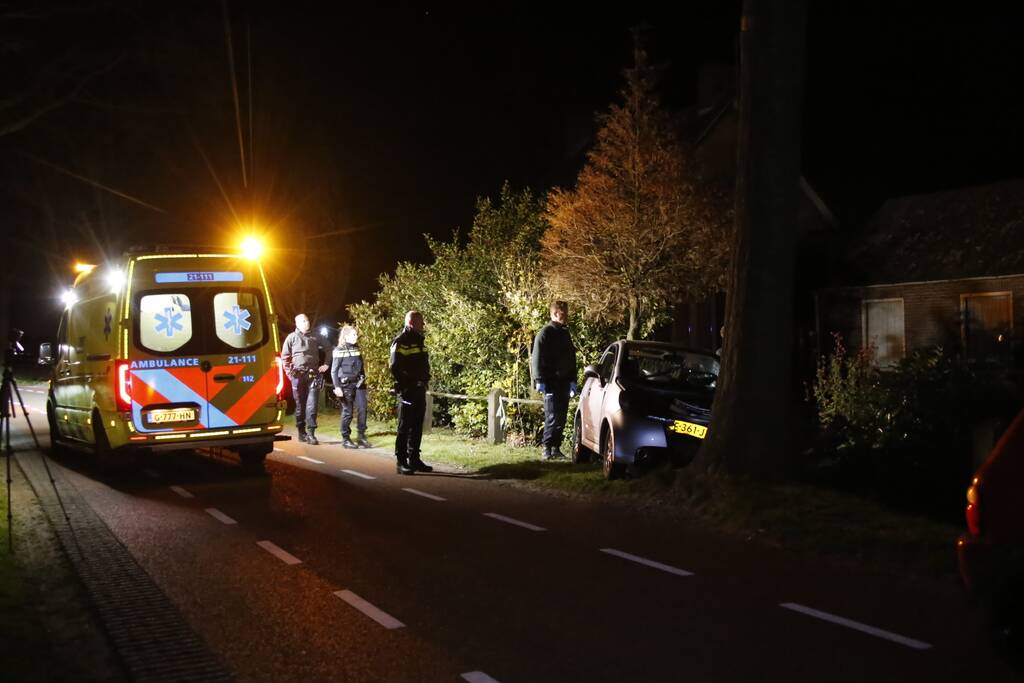 Bestuurder gewond na botsing met boom